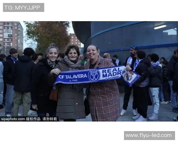 足球明星亲吻粉丝瞬间温馨感动 网友纷纷称赞其真挚情感